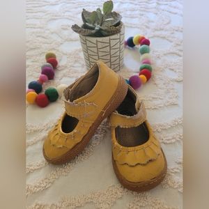 Yellow mary jane livie & Lucas (play condition, see pics)